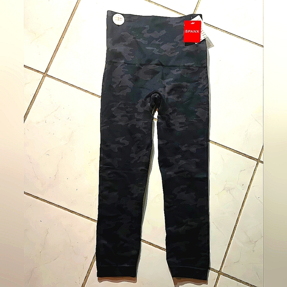 Spanx Black Camo Cropped Leggings Pants Capris Look At Me Now Gym Compression - Picture 5 of 13